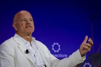 Novogratz Bullish on Bitcoin ETF Amid Economic Turbulenc