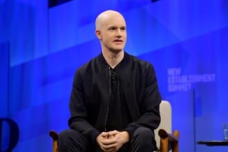 Coinbase CEO: Bitcoin Adoption May Stabilize US Economy