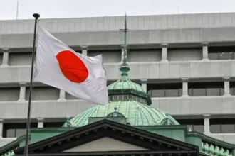 Bank of Japan Halts Rate Hikes Due to Market Volatility